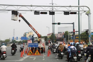 TP.HCM thay mới hàng loạt đèn tín hiệu giao thông trên đường 