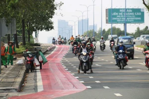 Xe máy đi vào làn xe đạp trên đại lộ Mai Chí Thọ sẽ bị xử phạt