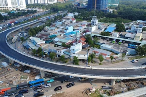 Cầu vượt kết nối cao tốc với đại lộ Mai Chí Thọ ở nút giao An Phú sẵn sàng thông xe 