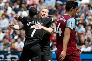 Sterling lập hat trick, Man. City thắng tưng bừng West Ham