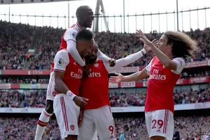 Hàng công tỏa sáng, Arsenal thắng khó Burnley trên sân nhà