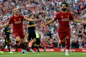 Salah lập cú đúp, Liverpool ‘vùi dập’ Arsenal chiếm ngôi đầu