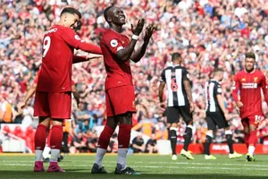 Mane tỏa sáng, Liverpool ngược dòng tưng bừng trước Newcastle