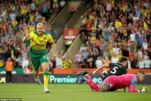 Thua sốc Norwich City, Man. City ‘hụt hơi’ trước Liverpool