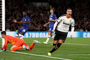 Chelsea thua sốc trên sân nhà, Ajax chiếm ngôi đầu bảng