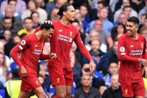 Liverpool thắng kịch tính Chelsea ngay tại Stamford Bridge