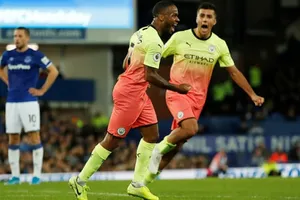 Thắng kịch tính Everton, Man. City tiếp tục bám đuổi Liverpool