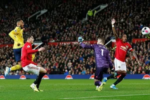 Huyền thoại chỉ trích MU nặng nề khi để Arsenal chia điểm