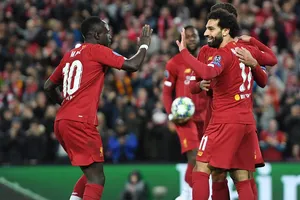 Hàng thủ tệ hại, Salah hóa người hùng giúp Liverpool thắng khó
