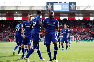 Chelsea thắng tưng bừng, Arsenal 'gồng mình' giữ 3 điểm