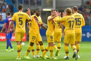 Siêu sao rực sáng, Barca đánh bại Eibar, tạm chiếm ngôi đầu