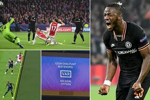 VAR cứu thua giúp Chelsea thắng kịch tính Ajax trên sân khách