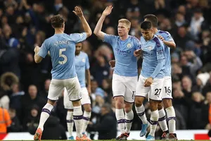 Lội ngược dòng trong hiệp 1, Man City vượt mặt Chelsea