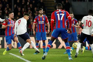  Liverpool thắng khó hiệp 2, Arsenal thoát thua phút bù giờ