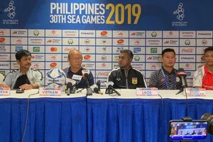 HLV Nishino đến trễ, thầy Park khó chịu