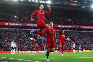 Thủ môn nhận thẻ đỏ, Liverpool suýt mất điểm trước Brighton