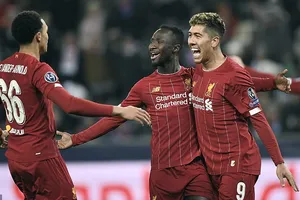 Bùng nổ hiệp 2, Liverpool kết thúc vòng bảng với ngôi đầu