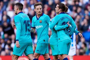 Chia điểm trên sân của Real Sociedad, Barca lung lay ngôi đầu