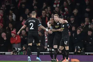 De Bruyne tỏa sáng, Man. City ‘hủy diệt’ Arsenal trong hiệp 1