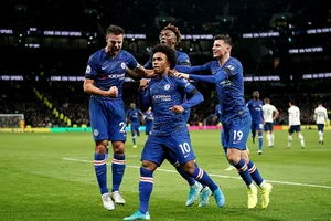 Sao Hàn nhận thẻ đỏ, Tottenham thảm bại trước Chelsea