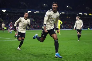 Thắng trên sân Burnley, MU ‘phả hơi nóng’ lên Chelsea