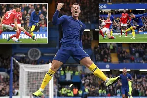 VAR liên tiếp 'cứu' Chelsea, Liverpool thắng khó nhờ siêu phẩm