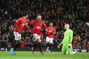 VAR cứu thua, M.U đánh bại ‘Bầy sói'