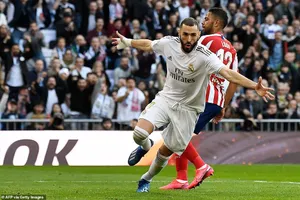 Benzema lập công, Real thắng khó trận Derby để giữ ngôi đầu