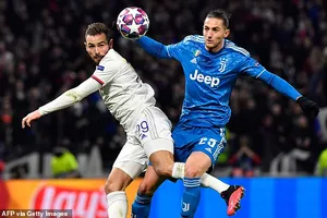 Ronaldo 'tịt ngòi', Juventus thua sốc trước Lyon trên đất Pháp