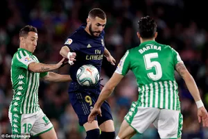 Thua sốc Betis, Real Madrid dâng ngôi đầu cho Barca