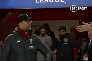 Sợ lây lan dịch bệnh, HLV Kloop quát tháo CĐV