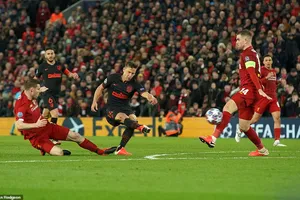 Thua ngược tại Anfield, Liverpool trở thành cựu vương