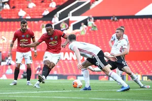 Martial lập Hat-trick, Man. United tiếp tục đeo bám Chelsea