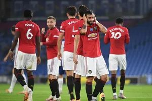 Fernandes lập cú đúp, MU duy trì thế bám đuổi với Chelsea