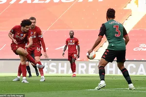 Liverpool bùng nổ hiệp 2, Man. City thua sốc Southampton