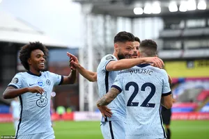 Chelsea thắng kịch tính, Arsenal mất điểm cuối trận 