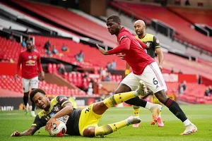  MU trượt chân vào tốp 4 Premier League