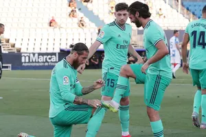 Real, Atletico cùng hòa, Sociedad may mắn dự Europa League