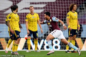 Cột dọc cứu thua, Aston Villa bất ngờ đánh bại Arsenal 