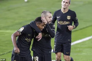 Đá thiếu người, Barcelona vẫn thắng tưng bừng trên sân khách