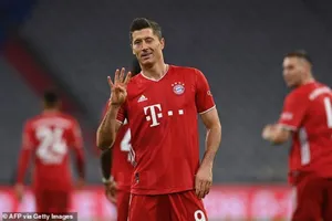 Lewandowski lập poker, Bayern thắng nghẹt thở phút bù giờ