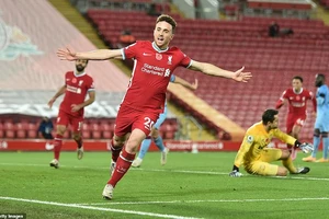 Liverpool ngược dòng kịch tính lên đỉnh Premier League