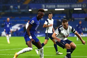 Tottenham tái chiếm ngôi đầu, Arsenal thua sốc tại Emirates