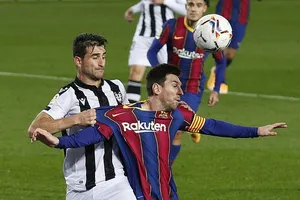 Messi rực sáng giải cứu Barcelona