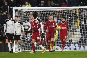 Đối thủ sẩy chân, Liverpool vẫn không thể chiếm lại ngôi đầu