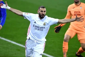 Benzema ghi dấu ấn, Real Madrid áp sát ‘hàng xóm’