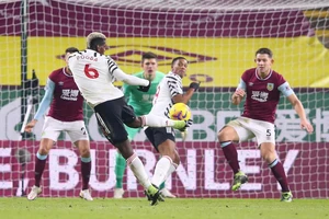 Pogba lập siêu phẩm, MU chính thức lên đỉnh Premier League