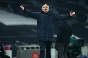Tottenham bị cầm hòa, Mourinho muốn HLV đối thủ xin lỗi