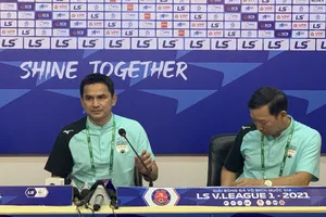 Thua trận đầu cầm quân HA Gia Lai, Kiatisak nói gì? 