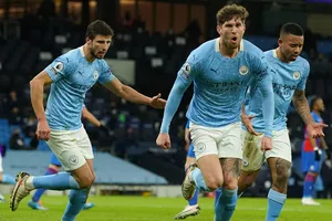 ‘Hủy diệt’ Crystal Palace, Man City vượt mặt Liverpool